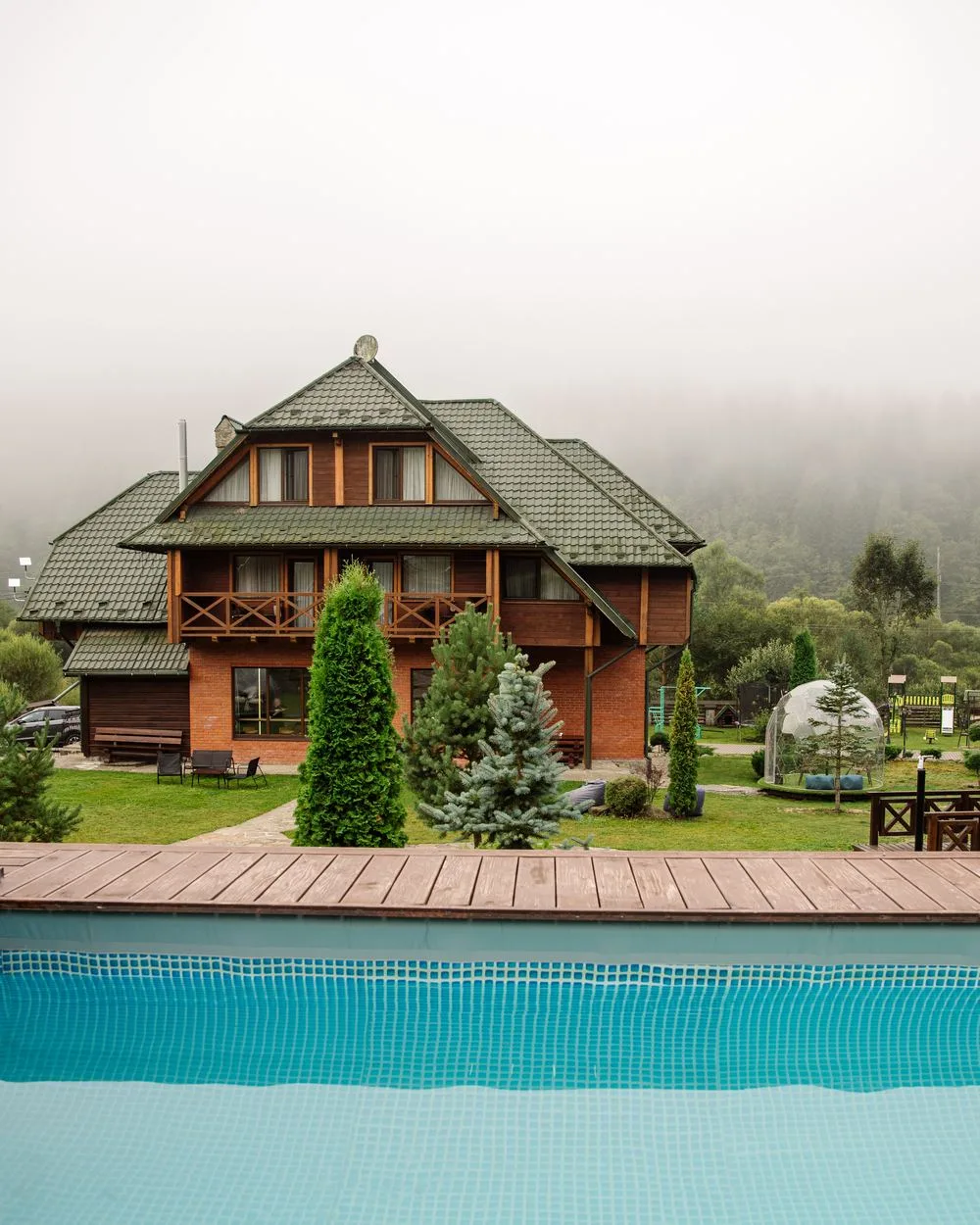 Басейн просто неба на території Villa Medova